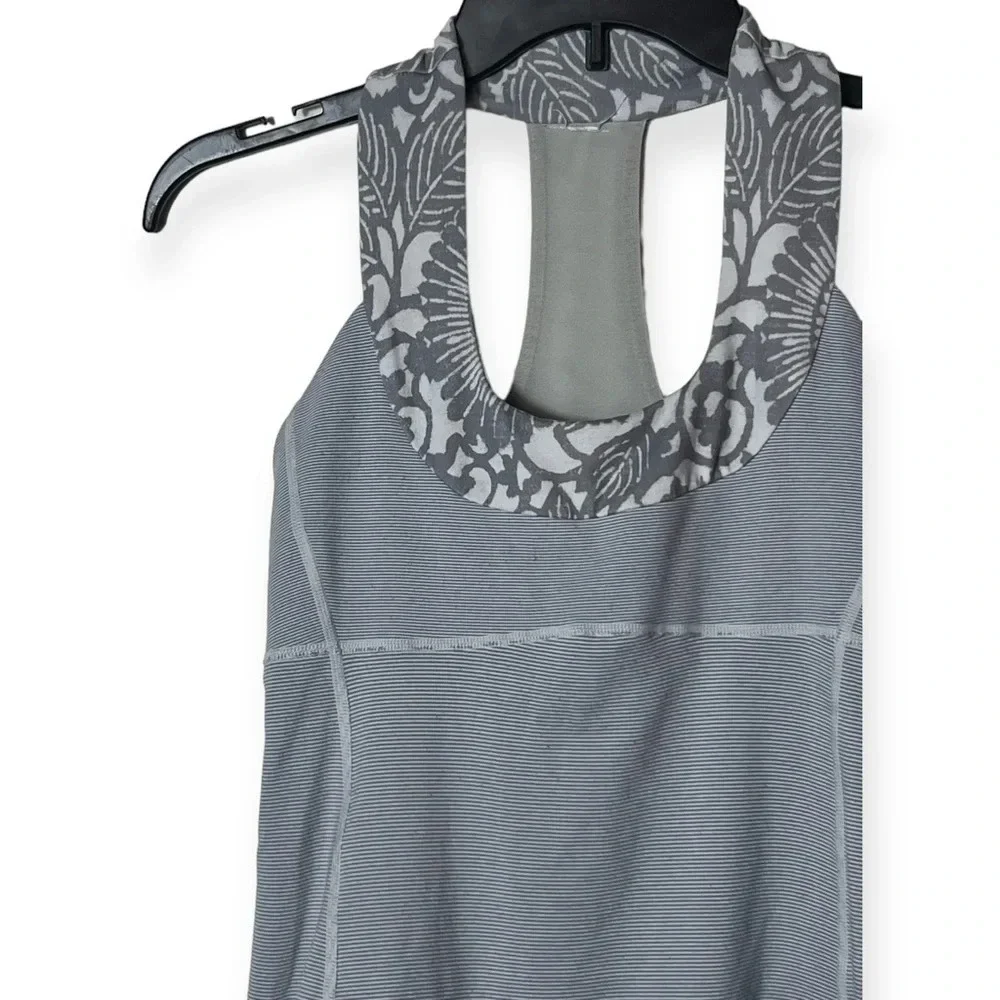 1828. LULULEMON GRAY AND WHITE WEE STRIPE BEACHY FLORAL PRINT SIZE 6 ALTHLETIC‎